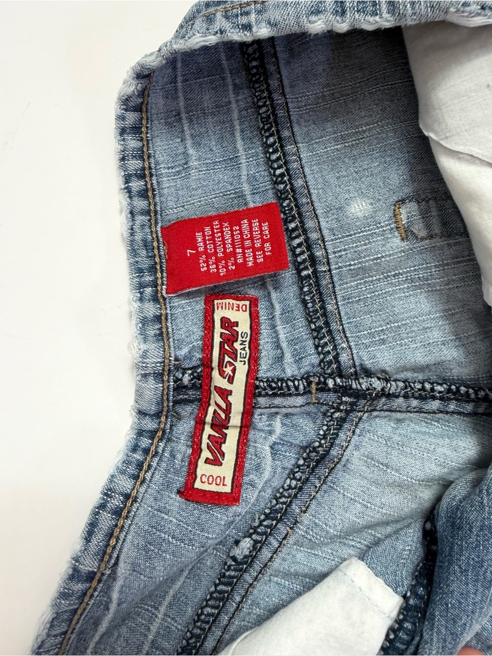 Light Wash Womenโs Jeans - Blue